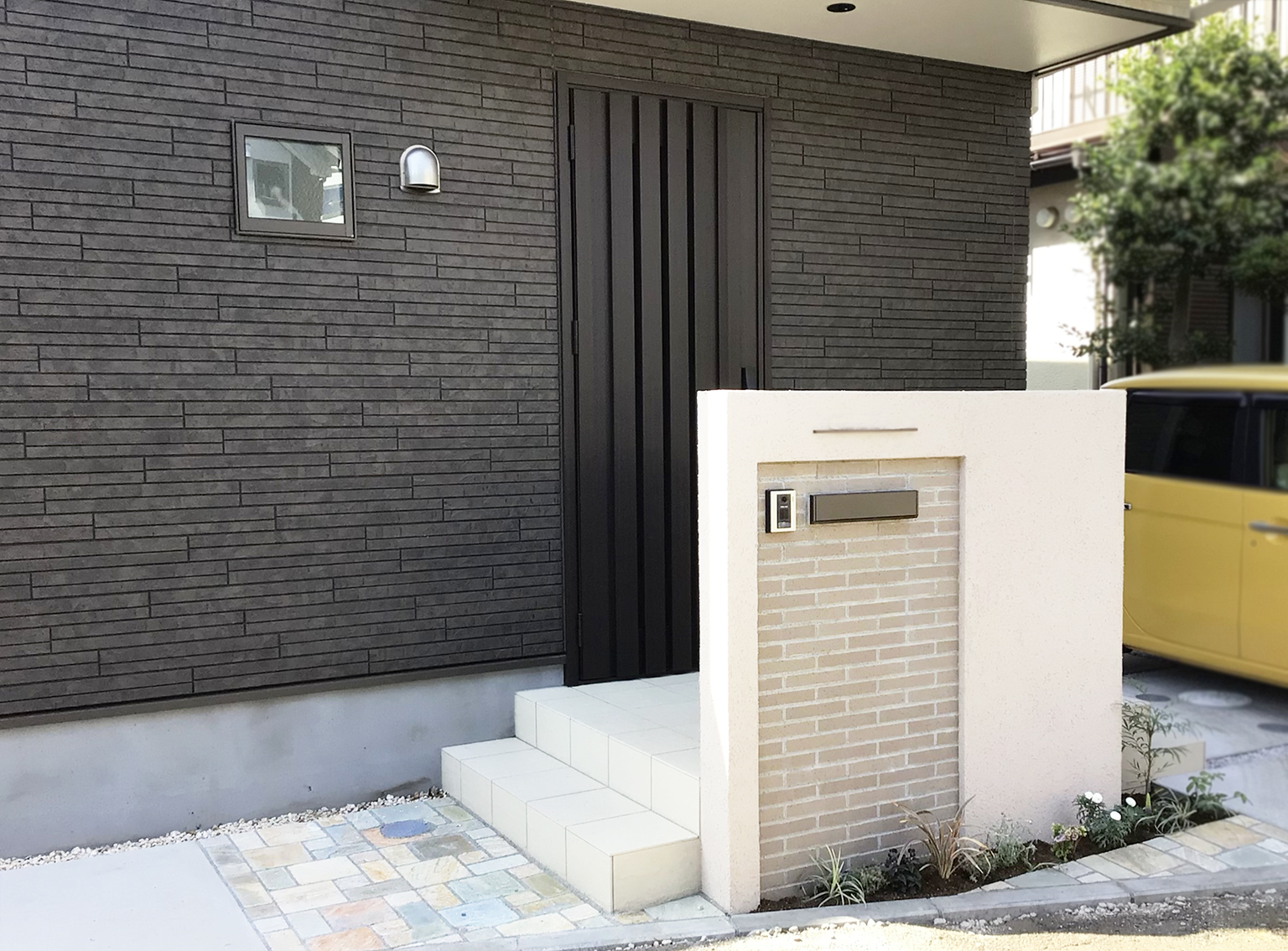 建物との調和にこだわった グレージュカラーの新築外構 ランタン エクステリア 外構 庭 東京都町田市 神奈川県