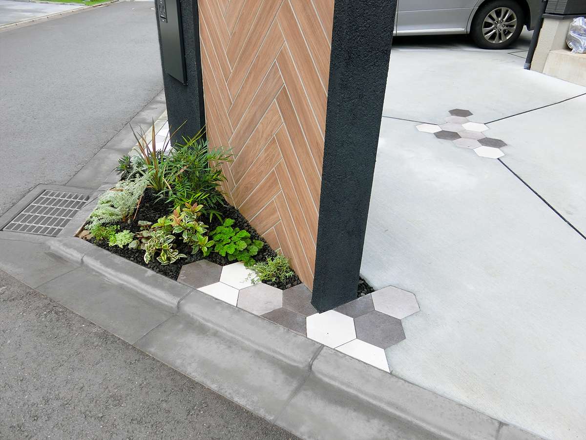 シンプルモダンなオシャレ外構事例 ヘリンボーン柄 ヘキサゴンタイル ランタン エクステリア 外構 庭 東京都町田市 神奈川県