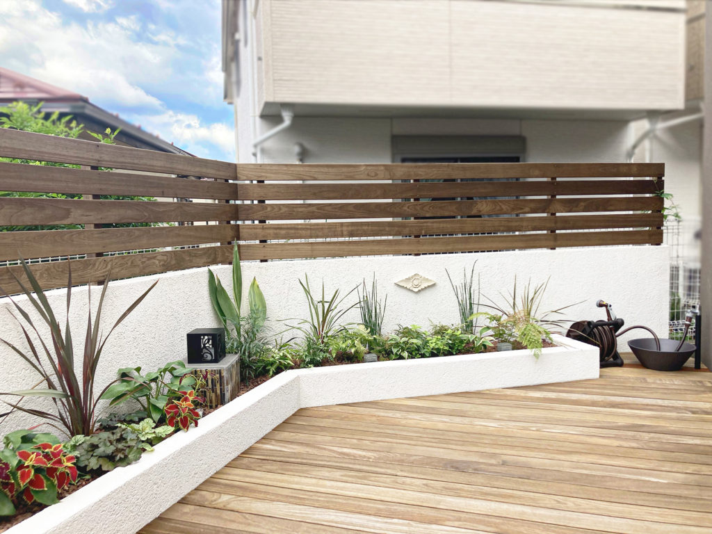 庭　お庭のリフォーム　リゾート風　ウッドデッキ　テラス　ガーデン　お庭づくり　外構工事　施工例　天然木