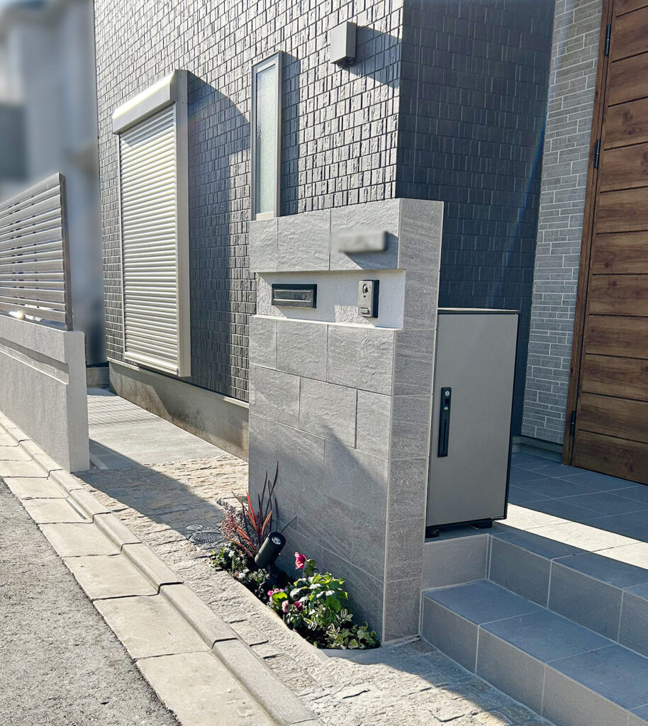シンプルモダン 外構 エクステリア 町田市の外構 横浜市の外構 タイルの門柱 グレーの外構 シンプル外構