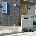 シンプルモダン　外構　エクステリア　町田市の外構　横浜市の外構　タイルの門柱　グレーの外構　シンプル外構