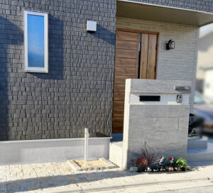 シンプルモダン 外構 エクステリア 町田市の外構 横浜市の外構 タイルの門柱 グレーの外構 シンプル外構