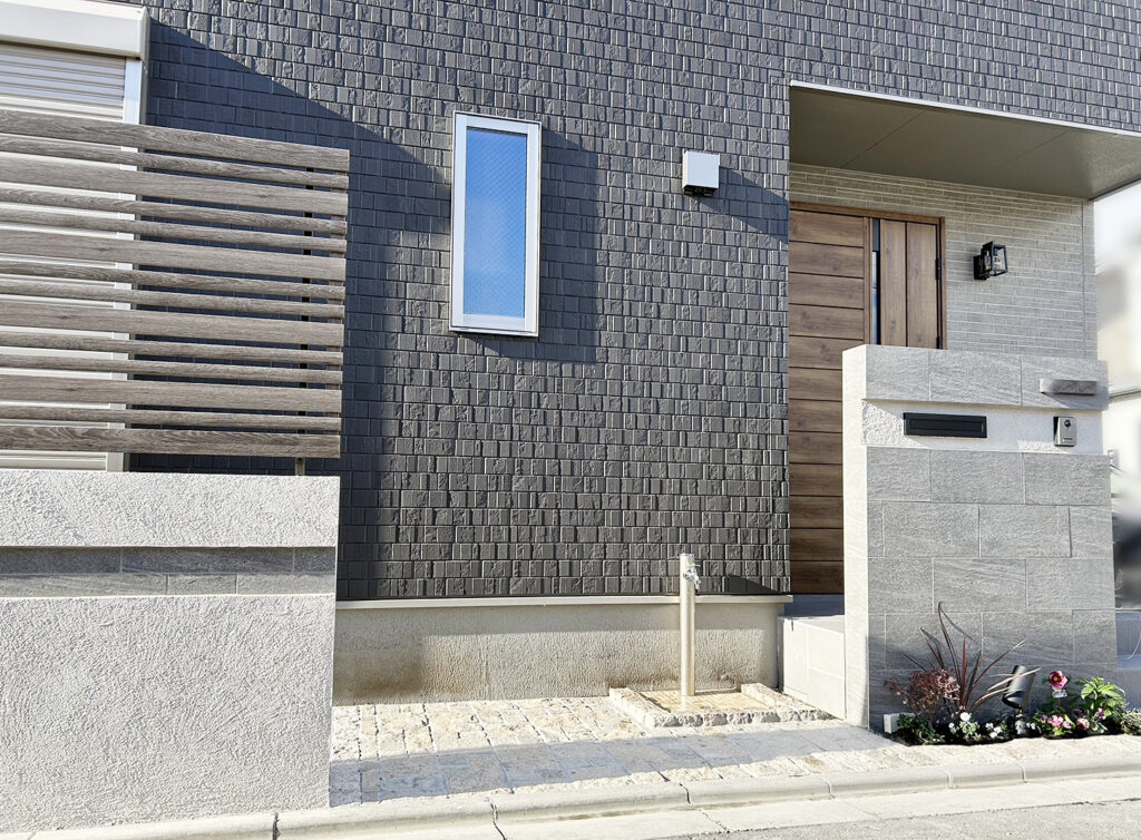 シンプルモダン 外構 エクステリア 町田市の外構 横浜市の外構 タイルの門柱 グレーの外構 シンプル外構