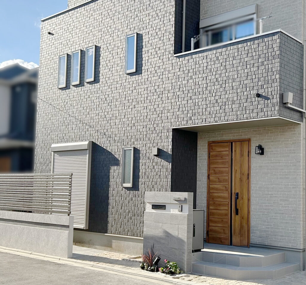 シンプルモダン 外構 エクステリア 町田市の外構 横浜市の外構 タイルの門柱 グレーの外構 シンプル外構